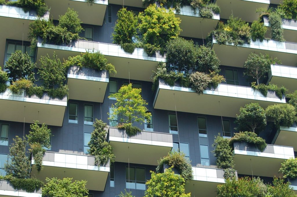 bio architettura - condominio con verde e superficie riflettente